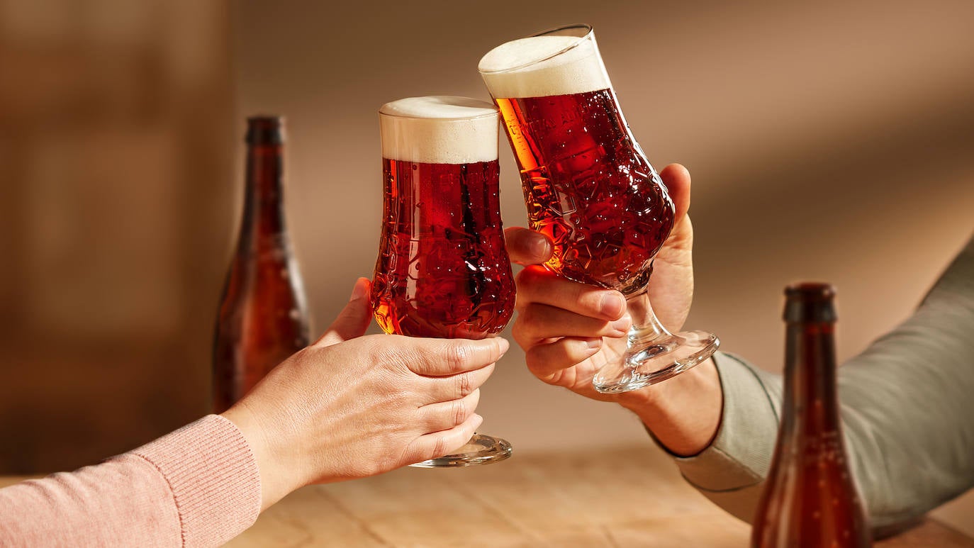 Para los grandes apasionados cerveceros Alhambra Reserva Roja invita a romper con los convencionalismos y sumergirse en la propuesta de regalar algo realmente invaluable: el tiempo. En un mundo en el que la prisa impera, Cervezas Alhambra apuesta por convertir un momento especial en una experiencia única a través del tiempo. Porque solo reservando tiempo, se puede disfrutar aún más. Lo hace de la mano de su cerveza Reserva Roja, una cerveza creada con tiempo y que requiere del mismo para poder apreciar todos sus matices. Una bock sutil y equilibrada de un color cobrizo único gracias a sus maltas tostadas; envuelta en una botella única que nos traslada directamente a su origen, Granada, a través de su genuino envase sin etiquetas. Precio: 5,88 euros  / 4 x 33cl