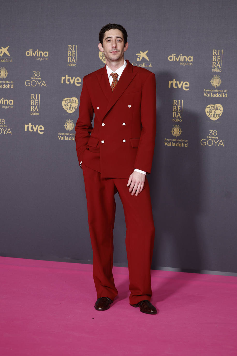 Enric Auquer eligió un traje cruzado de color burdeos de Late Checkout.