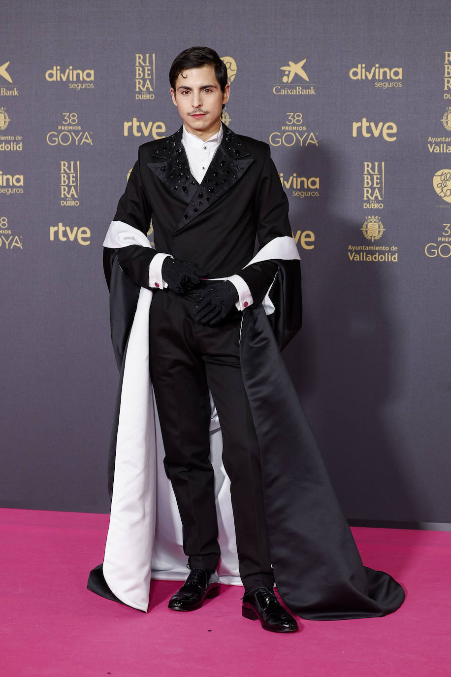 Omar Banana, nominado a mejor actor revelación por 'Te estoy amando locamente' llevó un traje de Tamara Press, con capa, y calzado de Baerchi.