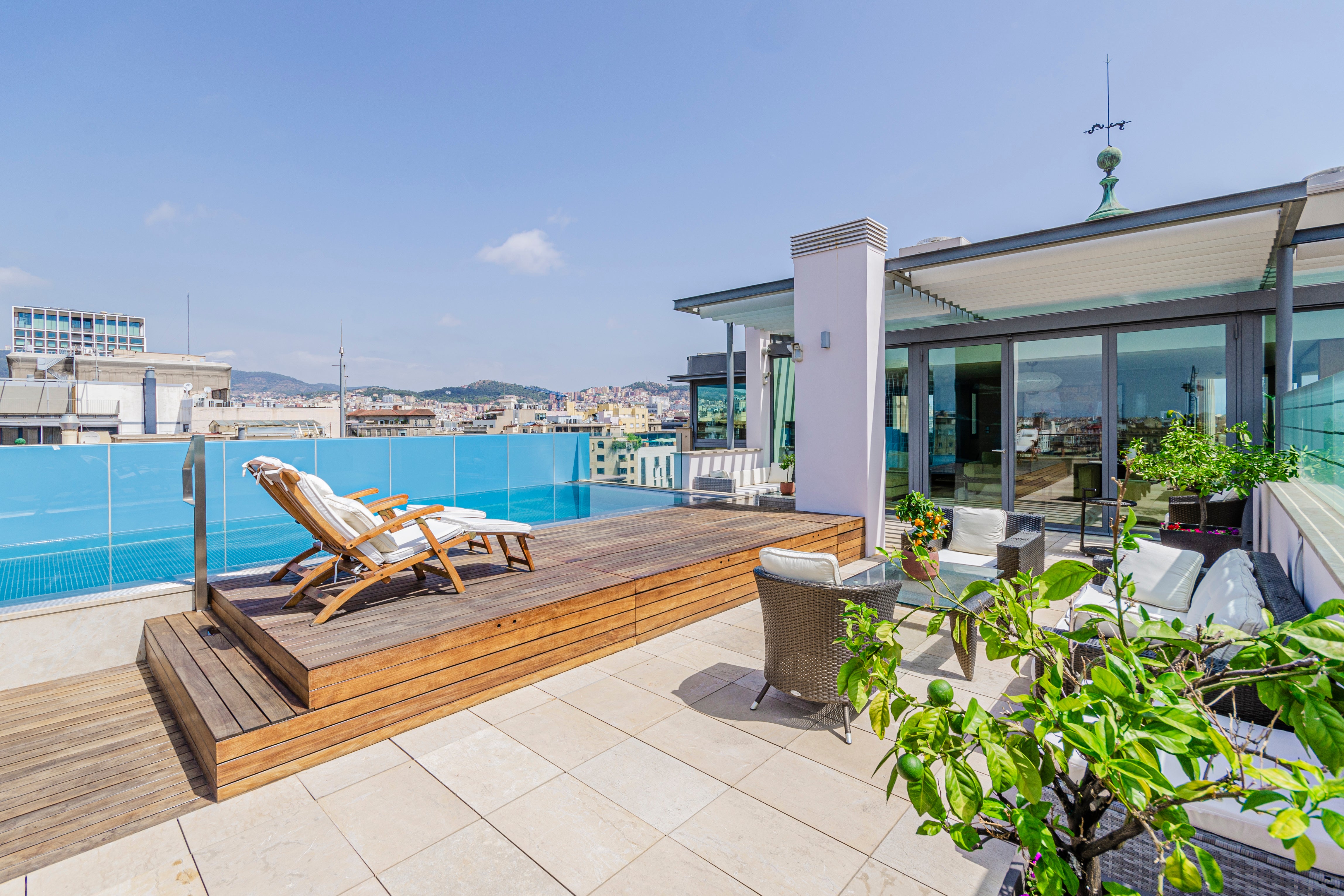 La zona exterior de la segunda planta también ofrece un comedor al aire libre en el que organizar cenas con amigos y familiares con vistas panorámicas a la Ciudad Condal