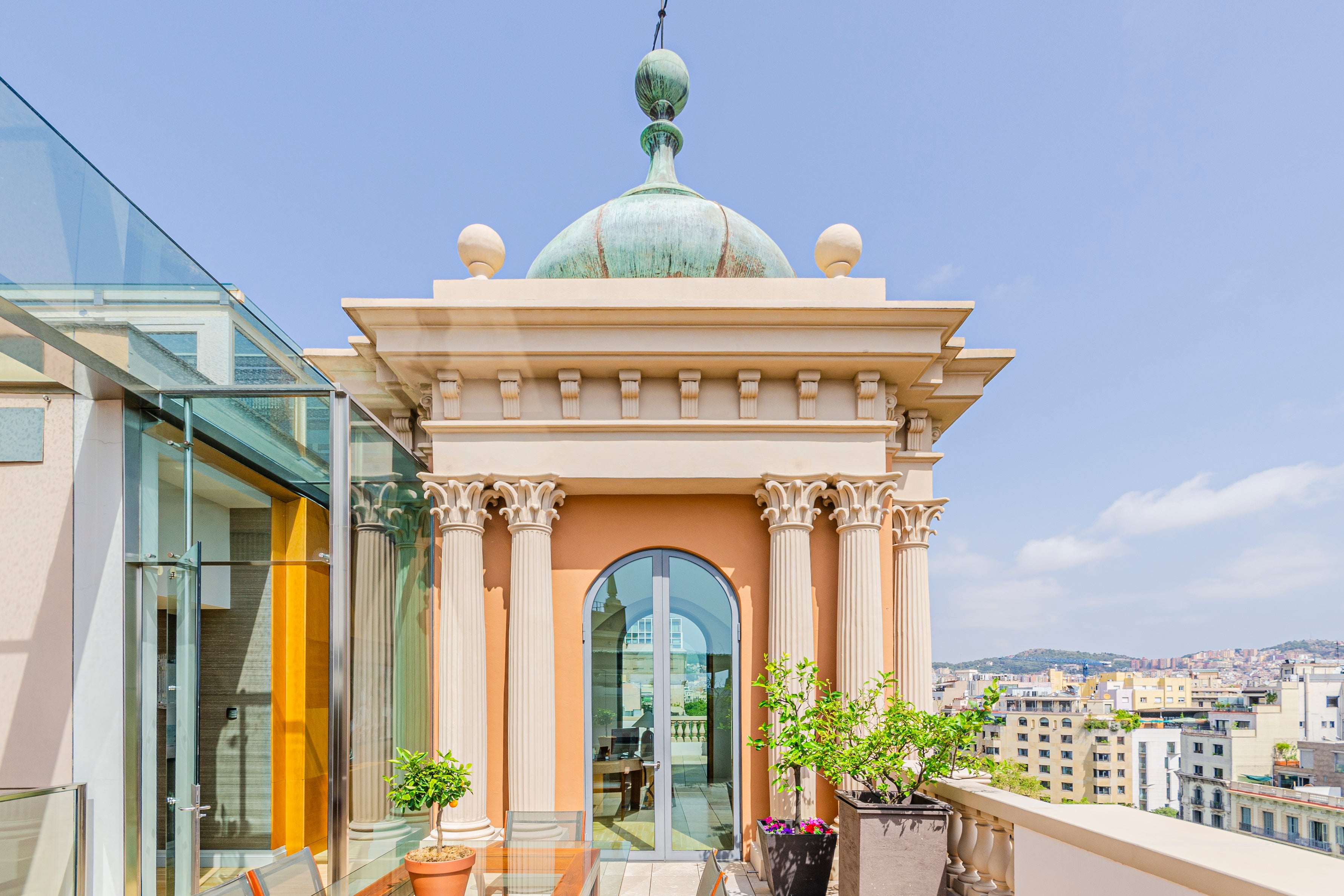 Este ático de lujo dúplex, ubicado en el Paseo de Gracia de Barcelona ofrece un total de 508 metros de espacio habitable 