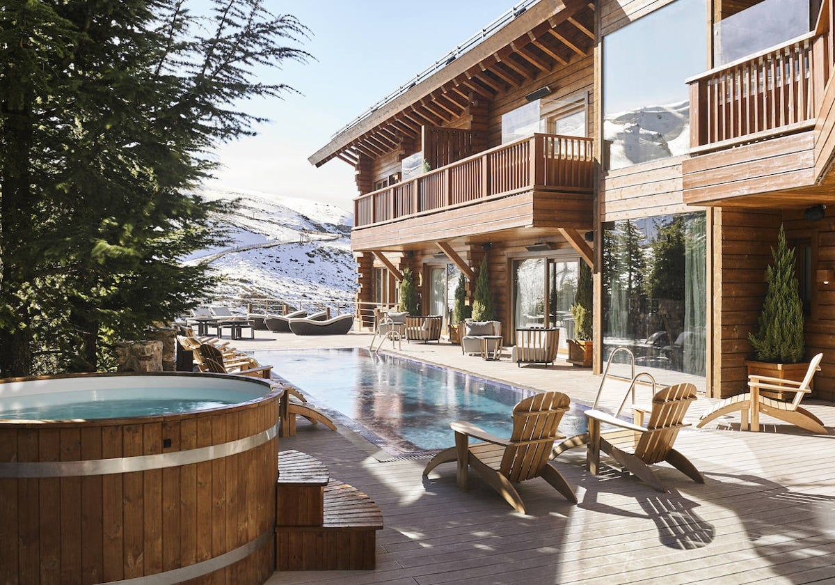 El Lodge, con su piscina climatizada exterior, con vistas a Sierra Nevada, es uno de los alojamientos más exclusivos para disfrutar del esquí o de una escadapa 'wellness' en la montaña.