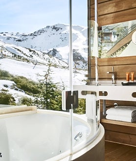 Imagen secundaria 2 - La madera, principal material usado en su construcción, le aporta gran calidez, a l aque se suman los detalles decorativos. Algunas de las suites cuentan con jacuzzi con vistas a la montaña. 