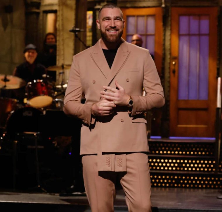 Travis Kelce con taje en el programa de televisión Saturday Night Live