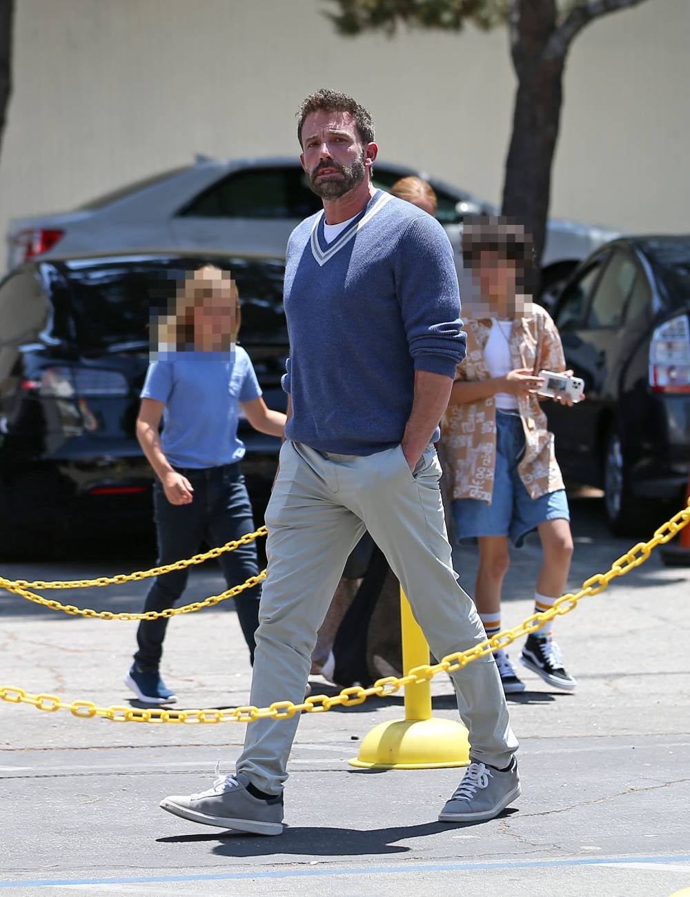 Uno de los pares más discretos que figuran en el armario de Ben Affleck son estas zapatillas de caña baja en ante de color gris.