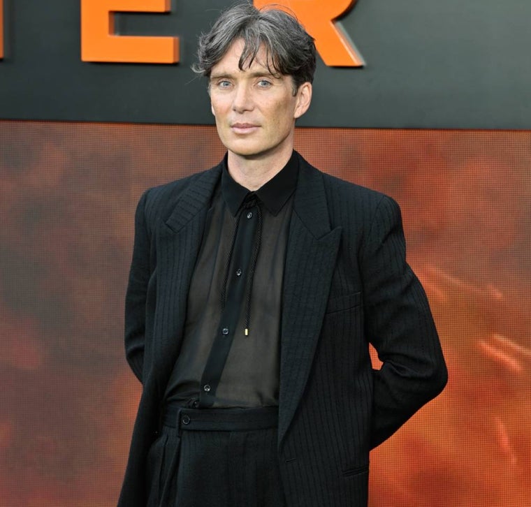 Cillian Murohu con traje y camisa transparente