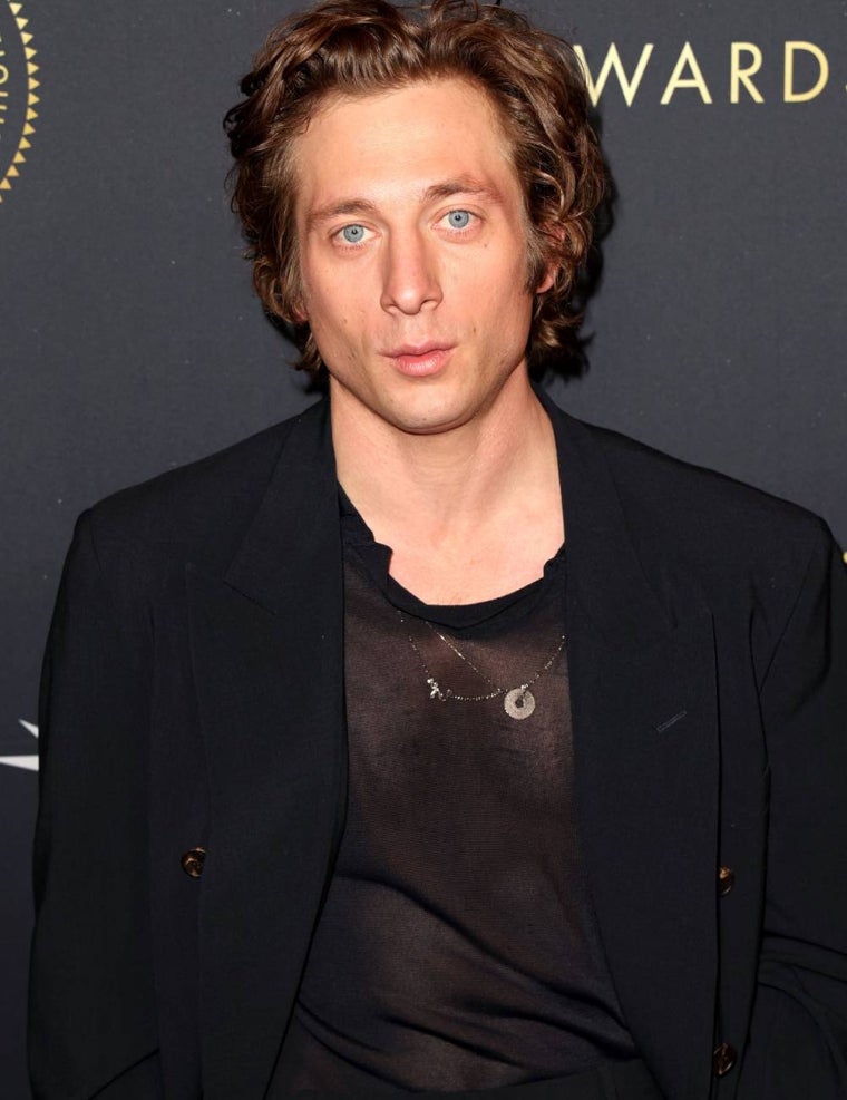 Jeremy Allen-White con camisa transparente