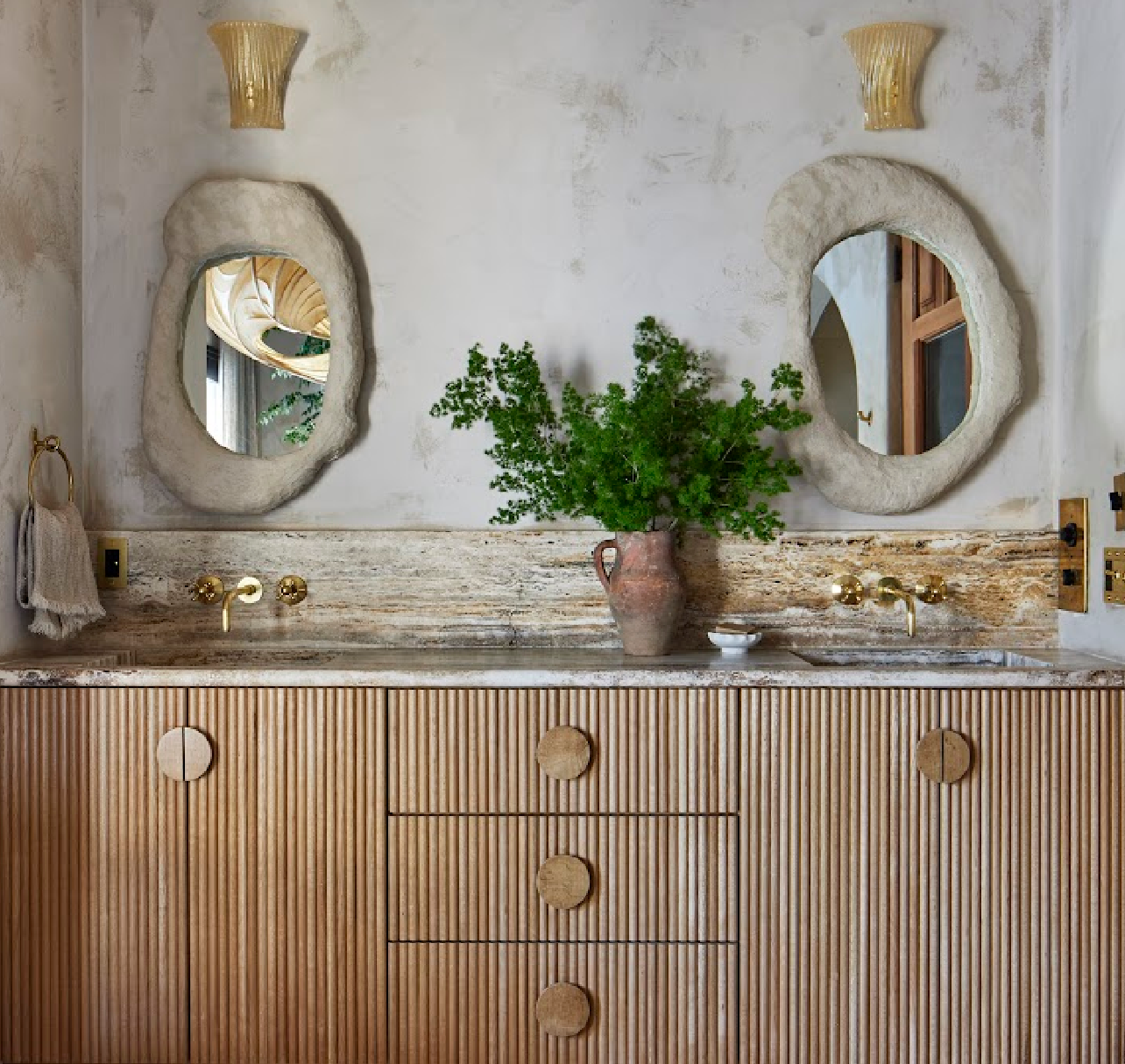 Los cuartos de baño son tipo spa y cuentan con tocadores dobles y lavabos talladas en piedra natural