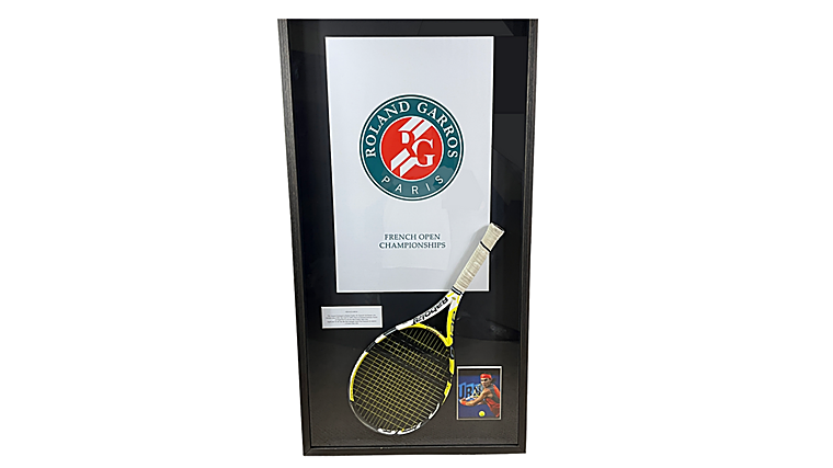 La raqueta se entrega enmarcada tal y como estaba en el Museo Australiano del Tenis
