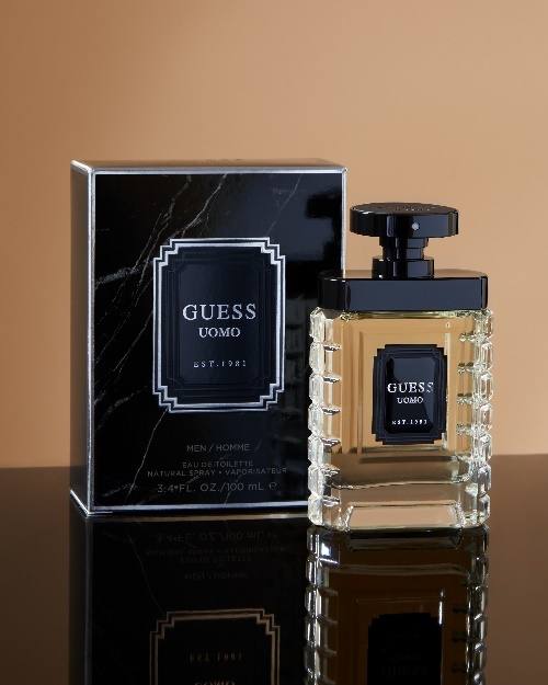 Guess Uomo (55 euros, 100 ml). La fragancia masculina de ámbar fougere captura la magnética seguridad en sí mismo del hombre Guess con notas altas y medias de cítricos vibrantes, flores frescas y especias intensas, seguidas de una cálida mezcla de maderas oscuras y ámbar sensual para una estela dulce y persistente.