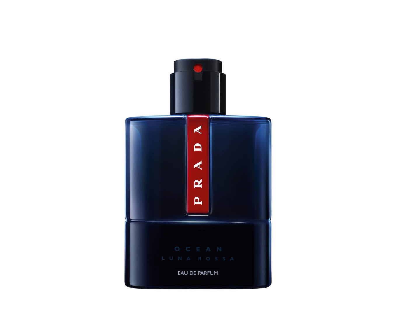 Luna Rossa Ocean Eau de Parfum de Prada (92 euros, 50 ml). Este perfume masculino combina una intensa sofisticación y sensualidad a través de tecnología pionera y los mejores ingredientes de la naturaleza. La fragancia abre con una explosión vigorizante de esencia de pomelo, que contrasta con la vitalidad amaderada del incienso y un rico acorde de vainilla. Una composición reforzada por la molécula de vanguardia de AmberXtreme™, que potencia la intensidad de los ingredientes y difunde una estela poderosa.