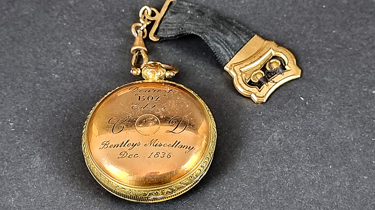 Este reloj está grabado con las palabras 'Estimado editor Boz'