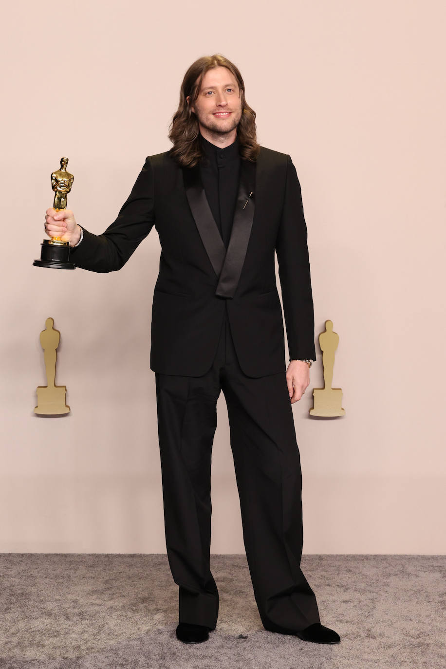 Ludwig Goransson, danador del Oscar a la mejor banda sonora original por Oppenheimer, eligió un total look en negro con pantalones campana de Zegna. 