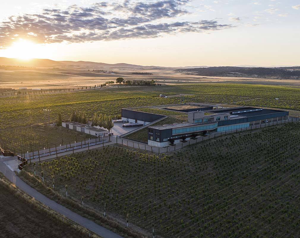 Bodegas Habla celebra la llegada del Equinoccio de Primavera con una actividad Eno-Astronómica, apta para toda la familia y perfecta para regalar el día del padre. La bodega extremeña abre sus puertas al cielo de su viña con motivo de la celebración del equinoccio de primavera el próximo 23 de marzo. Situada en una gran llanura, alejada de la emisión lumínica de Trujillo y sin otros puntos de luz a su alrededor, HABLA es un lugar privilegiado para la observación del cielo nocturno desde el que podremos ver una gran cantidad de objetos y tesoros celestes, además de una Luna llena espectacular. La experiencia incluye una visita a la bodega, una cena con degustación de varios vinos y disfrutar del observatorio privado, con una duración total de unas 4 horas. El precio es de 80 euros/ persona