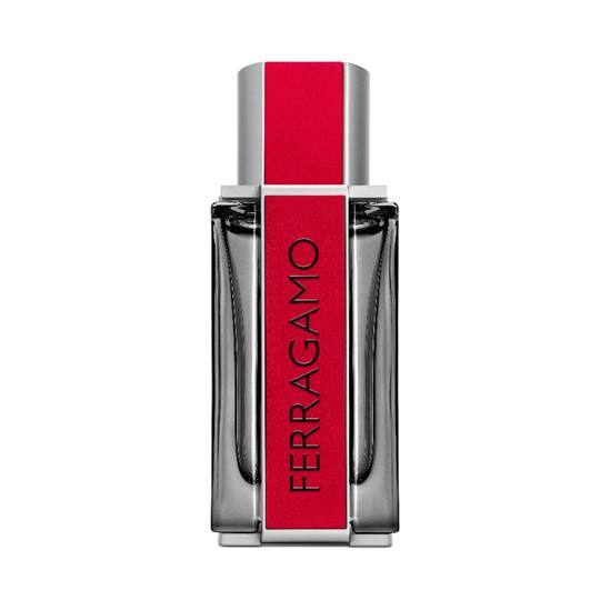 Red Leather es la nueva fragancia masculina de Ferragamo. Con un toque moderno y elegante, tradición e innovación se funden en una mezcla distintiva que celebra la artesanía y la excelencia a través del arte de la perfumería. Cuenta con un aroma cítrico del cuero combinado con matices vivos y cálidos, explorando el complejo aroma del Vetiver -con acentos terrosos y ahumados-, la caricia especiada del Jengibre y los tonos edificantes del Sándalo para un flujo duradero de vigor y frescura. Precio: 102€/ 100 ml