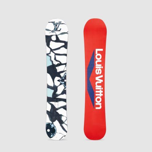 Esta tabla de snowboard destaca por su diseño original y moderno. Inspirado en un look de la Colección Winter Resort de Louis Vuitton, presenta el motivo LV Ice en el anverso, que contrasta con el reverso en un llamativo color rojo adornado con el distintivo de la marca. Esta pieza de alto rendimiento será el centro de atención en las pistas gracias a la gran calidad de los materiales y a su meticulosa elaboración a mano. Precio: 5.900 euros