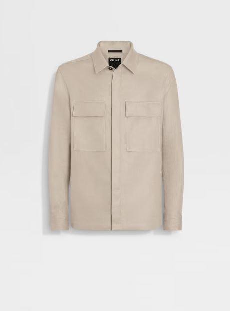 Como parte del compromiso de Zegna con la sostenibilidad y la rastreabilidad, esta sobrecamisa beige claro está confeccionada con el lino especial Oasi Lino. Este tejido, ligero y transpirable, está mejorado con una membrana especial de punto para darle cuerpo. Una sobrecamisa informal con cuello y puños de camisa, así como una botonadura oculta para crear unas líneas más estilizadas. Precio: 1.390 euros