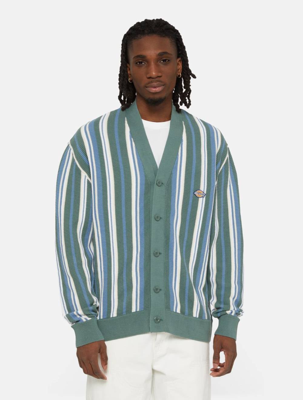 Este cardigan de cuello de pico es una prenda cálida y cómoda para la primavera. Gracias a su corte holgado, los detalles acanalados y las rayas en tonos verdes, se vuelve en una alternativa muy interesante para ser llevado de un modo desenfadado tanto con camisetas como con camisas o polos debajo. Precio: 119 euros.