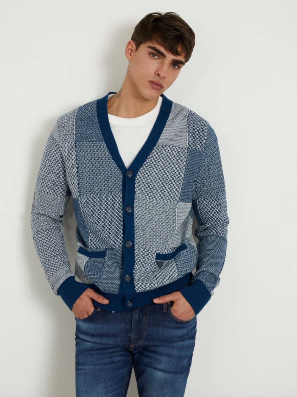 Ideal para llevar con vaqueros es este modelo de chaqueta de punto tipo patchwork en tonos azules que propone Guess. Precio: 110 euros.