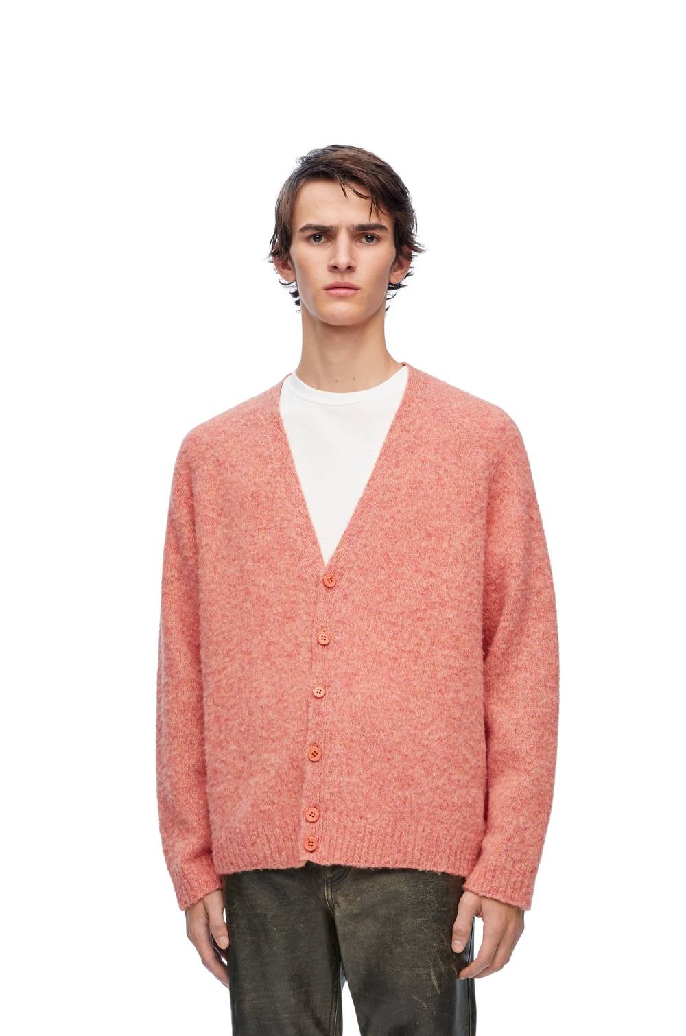 Elegante y estiloso es este cardigan de lana en tono rojizo de Loewe que no pasará nunca de moda. Precio: 820 euros.