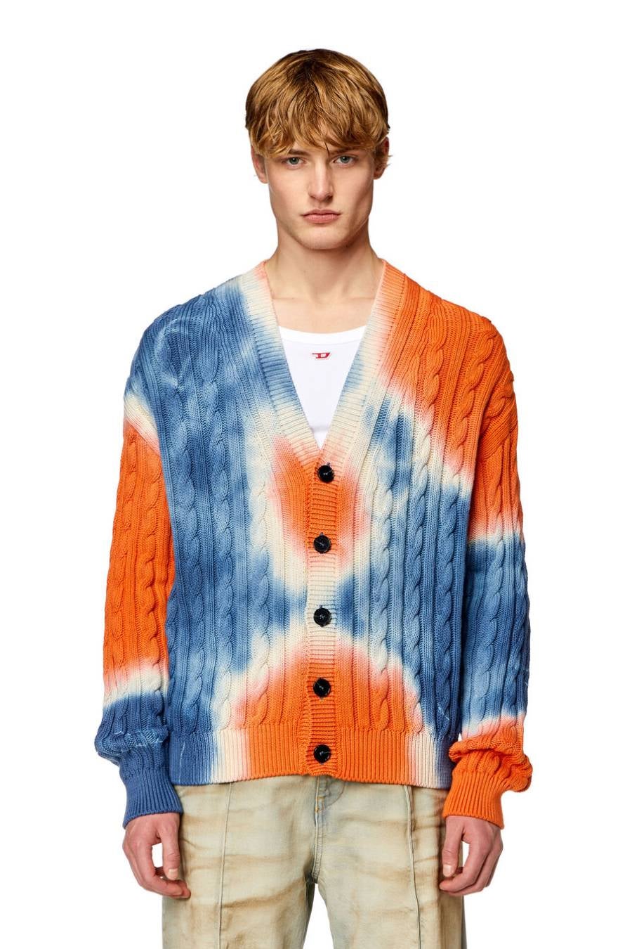El tie dye también puede ser una genial idea si se aplica a los cardigan. Este modelo de Diesel en punto trenzado no pasará desapercibido cuando lo lleves. Precio: 450 euros.