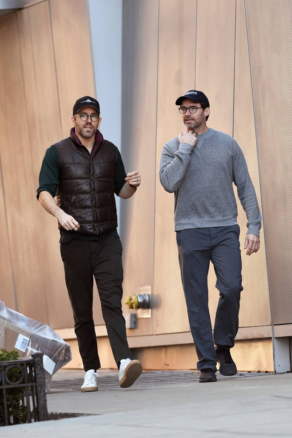 Dentro de su amplia colección de zapatillas blancas, las bautizadas como Royale de la marca Greats figuran entre sus favoritas. Hechas de cuero italiano, son sus características suelas de goma las que las distinguen.