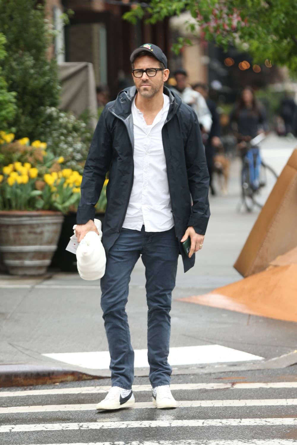 Ryan Reynolds tiene en su armario las Nike Blazer de Off-White, unas zapatillas de diseño limpio que Virgil Abloh reinterpretó con el clásico 'Swoosh' de Nike en grande en color negro.