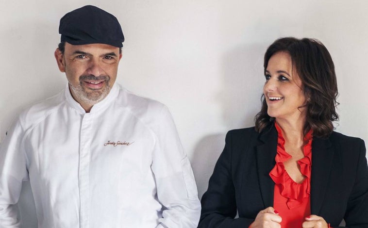 Imagen principal - El chef Jesús Sánchez y Gloria Gubianas, fundadora de Hemper. Y algunas de las prendas de los uniformes para Cenador de Amós creados por Hemper