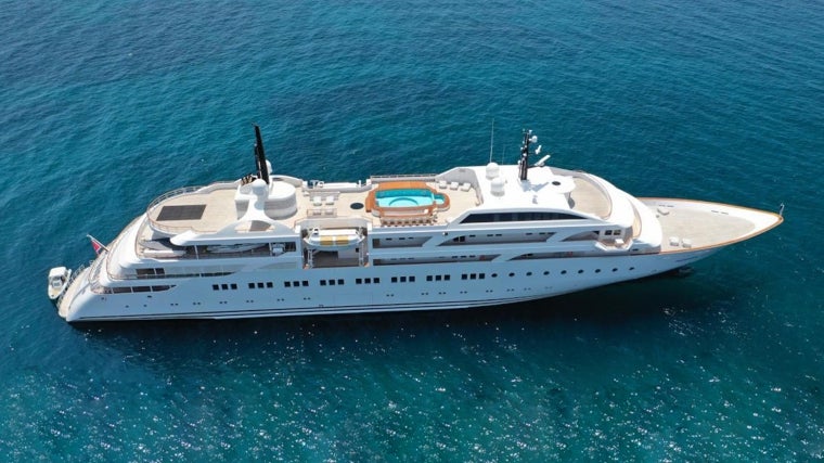 Este superyate tiene piscina, sauna, sala de cine,spa y 22 cabinas, entre otras comodidades