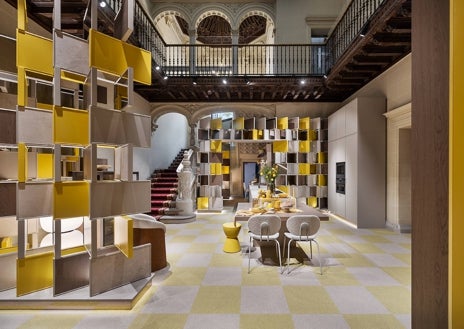 Imagen secundaria 1 - El despacho italiano de Jean Porsche; la cocina amarilla de Estudi Hac y el baño de Carulla en el antiguo oratorio de la marquesa.