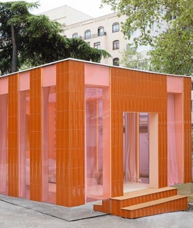 Imagen secundaria 2 - JYSK y Estudio Mo presentan una terraza ambientada; Fran Cisneros vistió parte de los jardines; Miriam Alía levantó un salón exterior con Natuzzi y su sofá modelo infinito, al que rodeó de paredes de color de plástico reciclado Nagami