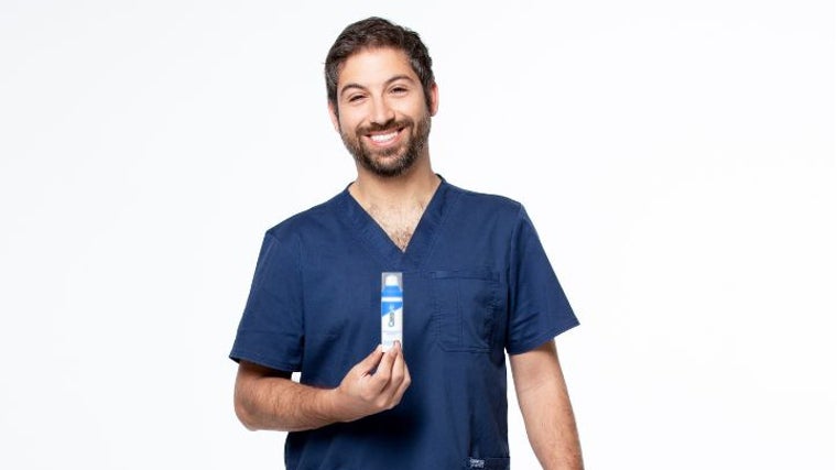Farmacéutico Fernández con el nuevo sérum de CeraVe con ácido hialurónico, ideal para todo tipo de pieles que necesiten hidratación.
