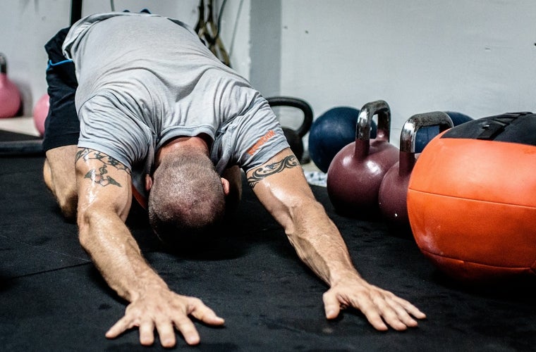 Hombre estirando en el gimnasio