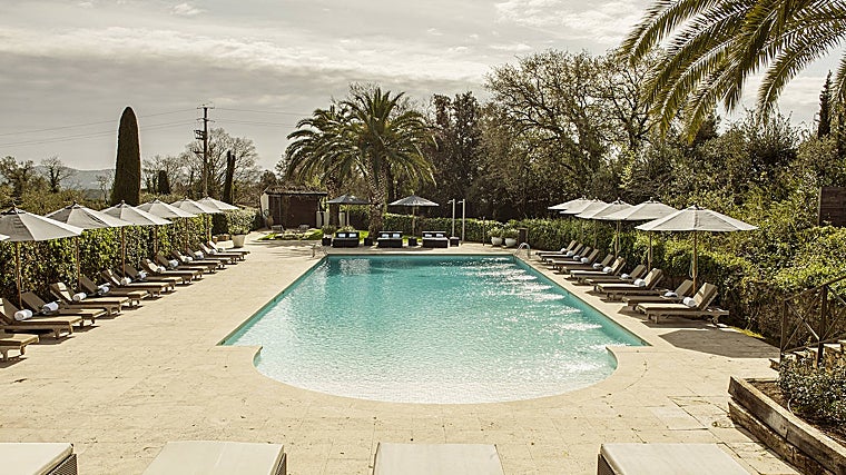 La piscina exterior de Mas de Torrent (tiene otra cubierta en el spa)