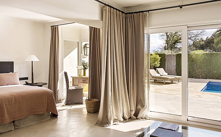 Imagen principal - Una de las suites y el spa de Mas de Torrent, en Gerona. Ramón Freixá dirige su propuesta gastronómica.