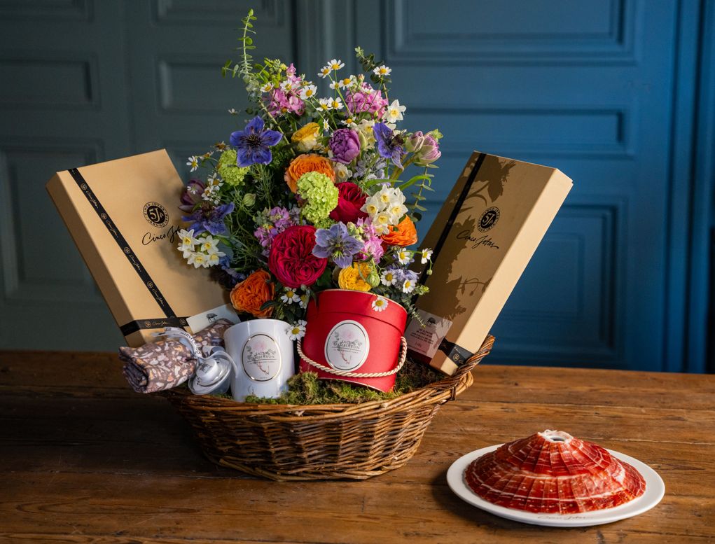 Cinco Jotas y la artista floral Sally Hambleton vuelven a unirse un año más para crear el regalo perfecto con el que homenajear a esas madres sibaritas. Un regalo que aúna lujo para el paladar con unos deliciosos loncheados de jamón y paleta de la exclusiva marca de ibéricos en una primaveral cesta junto a un ramo de flores frescas y una vela de peonía, creada por la famosa florista que mantiene de forma duradera el aroma de sus flores. Además, para esas mamás que acaban de serlo, existe la opción de incluir una muselina y un chupete de «Algo de Jaime», una marca singular y muy especial. Los precios de los diferentes packs varían entre los 225 y los 325 euros.