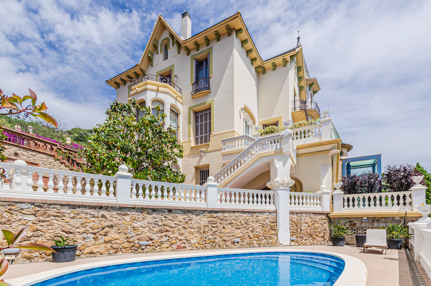 La propiedad dispone, también, de una piscina, zona de solárium, garaje con capacidad para albergar hasta seis vehículos y trastero