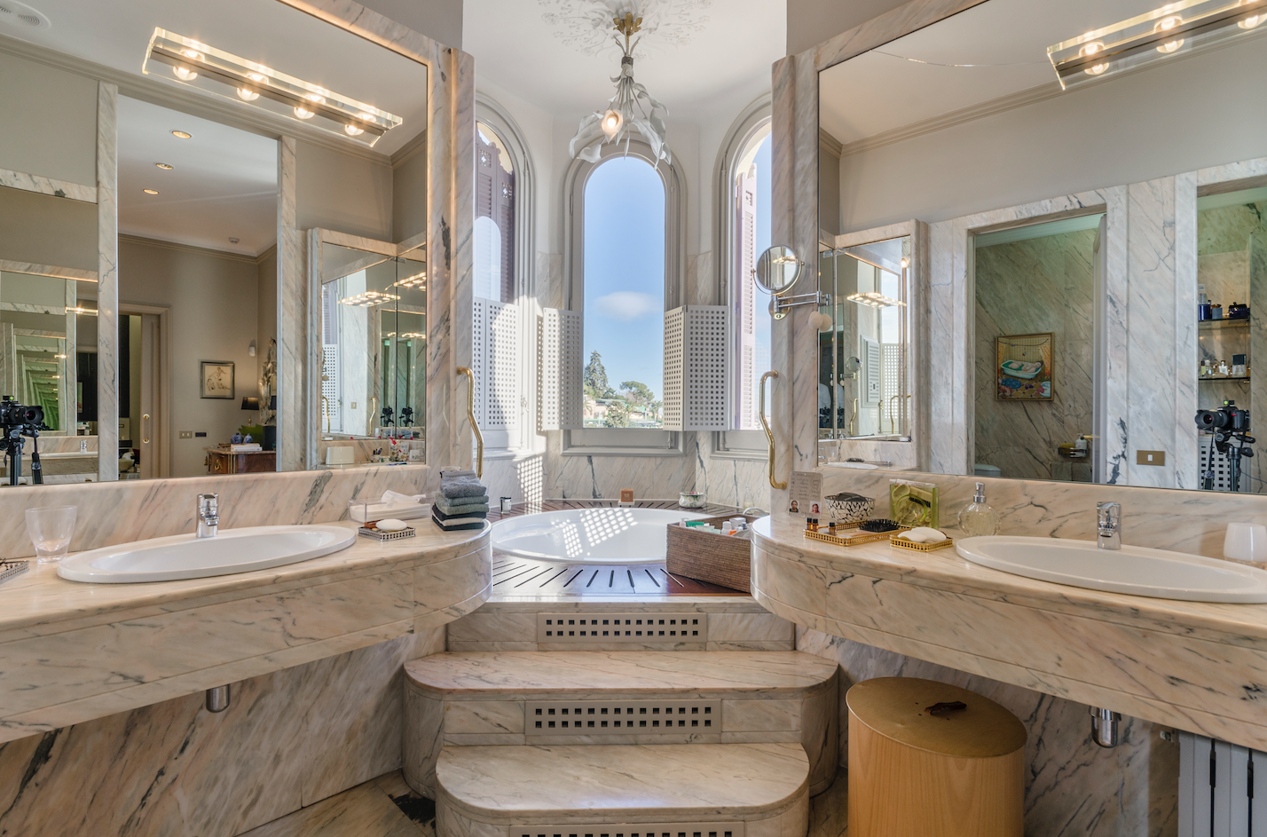 La suite principal dispone de un gran baño con tocadores dobles y una bañera de hidromasajes rodeada de ventanas para disfrutar de las vistas mientras uno se relaja