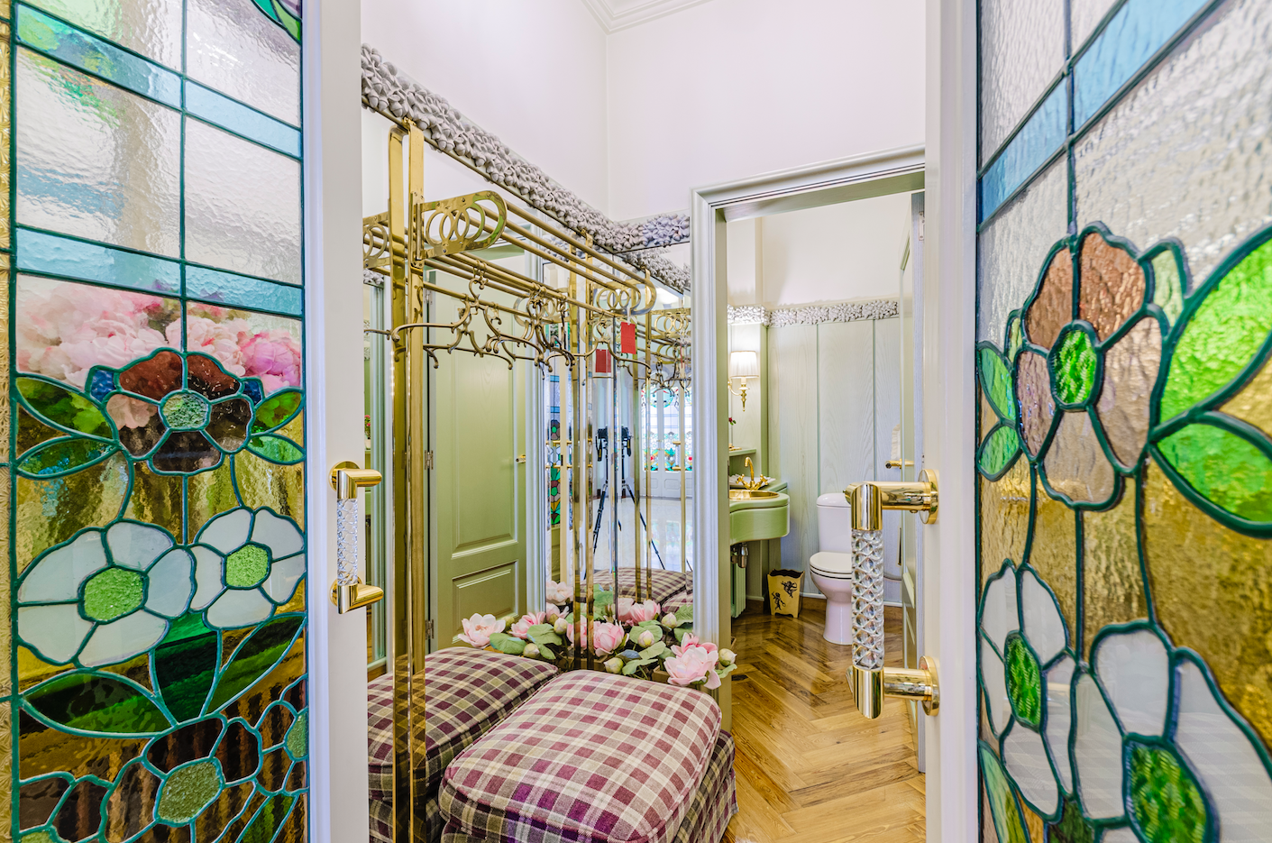 En el interior destacan sus vidrieras con motivos florales, los suelos de madera y mármol y los grandes ventanales que inundan de luz natural los diferentes espacios