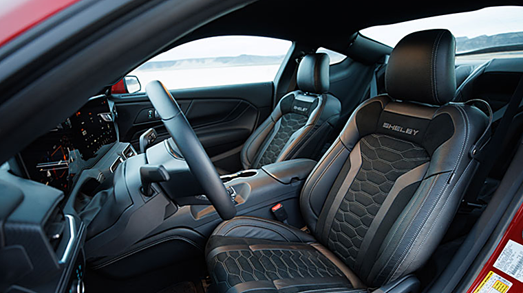 El interior de este Shelby Super Snake es una mezcla entre confort y lujo