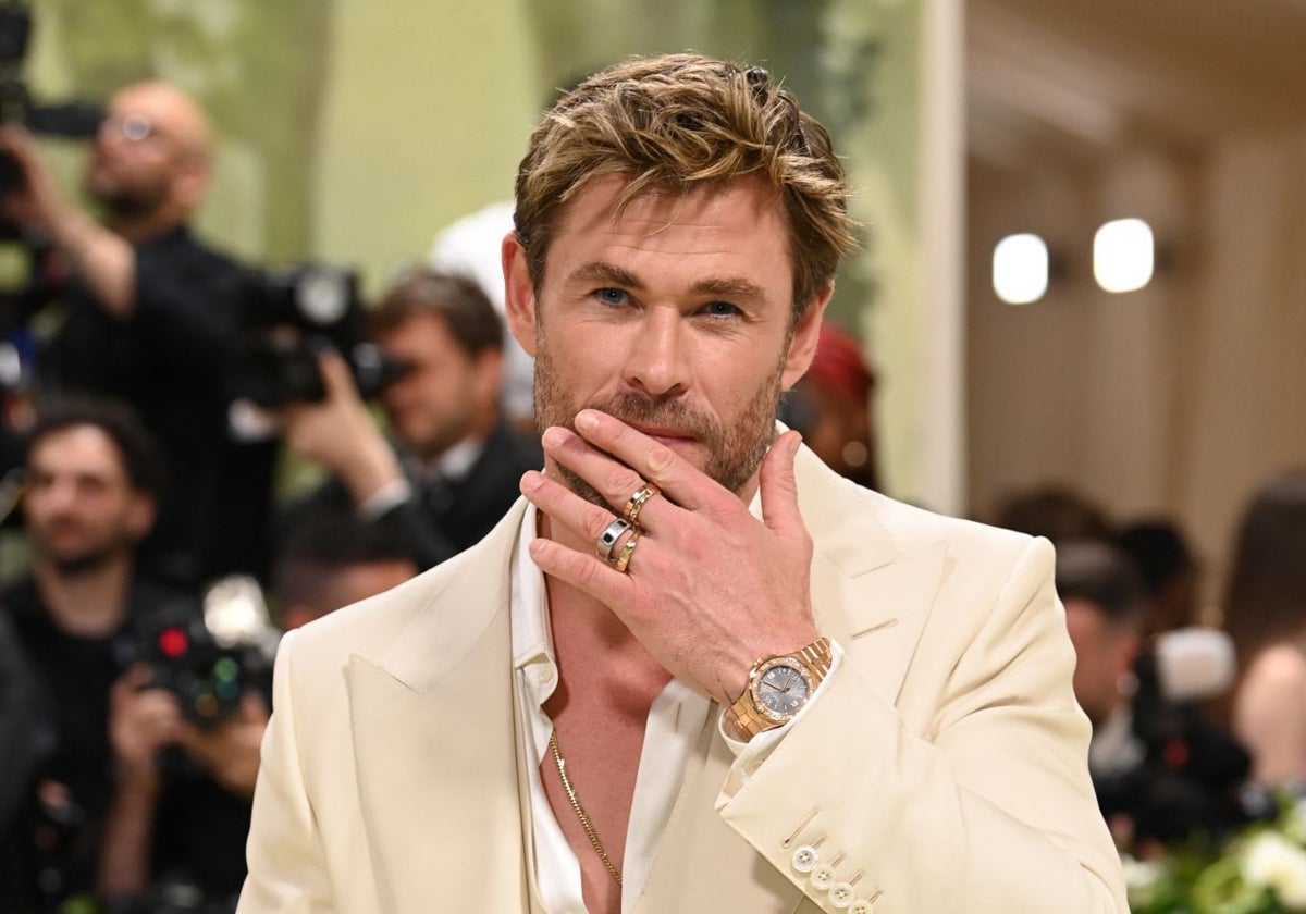 Chris Hemsworth lució un lujo reloj de oro y diamantes en la gala Met 2024.