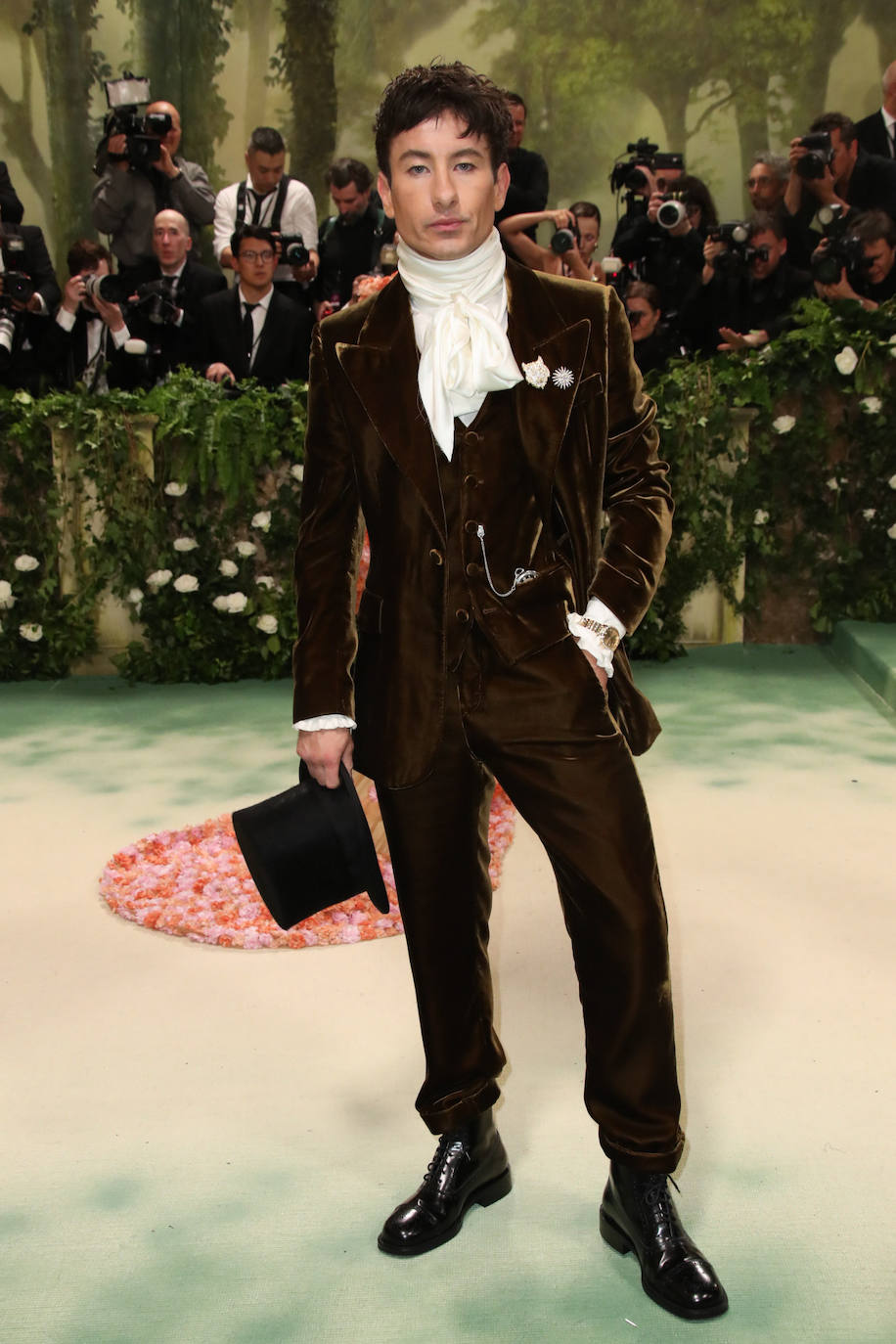 Barry Keoghan, con traje de terciopelo en color marrón y chistera, volvió a llamar la atención con su estilismo barroco. 