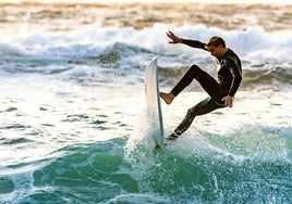 Cinco deportes acuáticos más allá de la natación para mantenerse en forma este verano