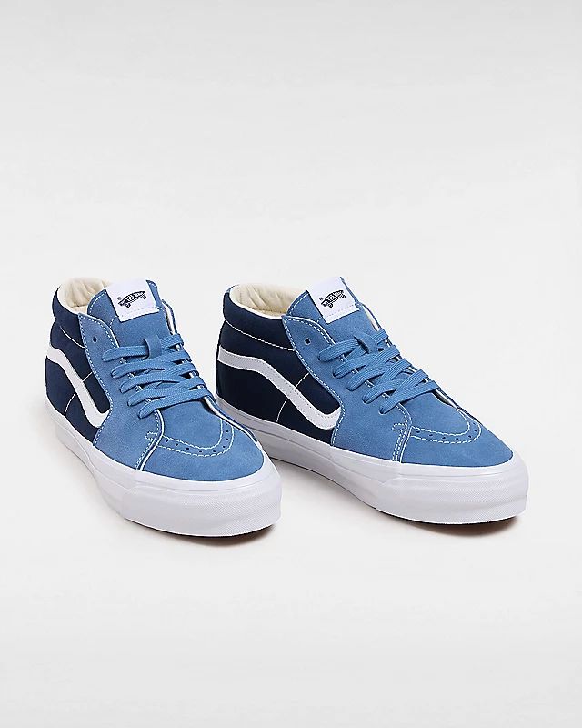 Vans anuncia una colección de calzado Classics Premium caracterizada por una mayor comodidad, un diseño mejorado y una construcción moderna. A través de la forma, el ajuste y la sensación; la marca evoluciona sus estilos icónicos dándoles un ajuste perfecto con las nuevas plantillas antifatiga llamadas Sola Foam, al mismo tiempo que restablecen detalles de diseños icónicos de los archivos de Vans, como las Sk8-Mid 83 Premium, que recuperan las costuras retro en la puntera, un único cuello acolchado del zapato y una Sidestripe más fina junto con un lateral más brillante. Su precio de venta actual es de 125 euros