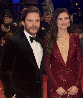Imagen secundaria 2 - Daniel Brühl nació en Barcelona, pero se crió en Alemania. De ahí saltó a Hollywood y también se hizo un hueco en el cine español. Tiene casa en Mallorca, donde pasa temporadas y comparte su vida con una psicóloga alemana.