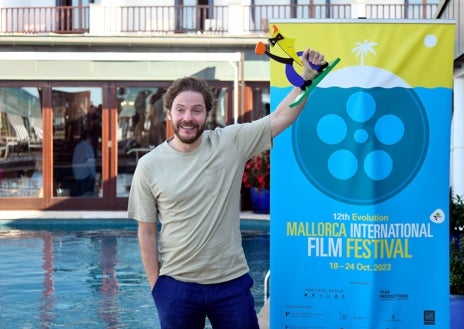 Imagen secundaria 1 - Daniel Brühl nació en Barcelona, pero se crió en Alemania. De ahí saltó a Hollywood y también se hizo un hueco en el cine español. Tiene casa en Mallorca, donde pasa temporadas y comparte su vida con una psicóloga alemana.