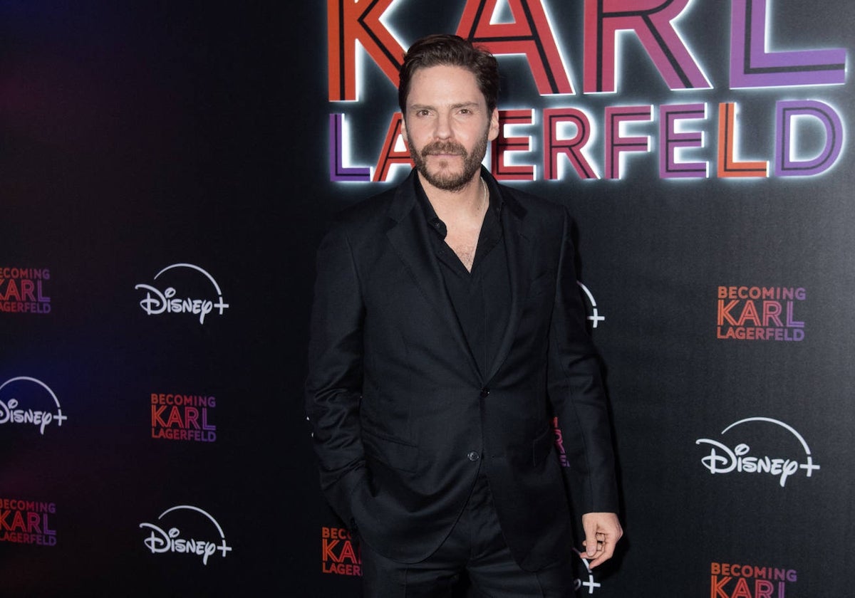 El español Daniel Brühl se convierte en Karl Lagerfeld en la nueva serie de Disney +.