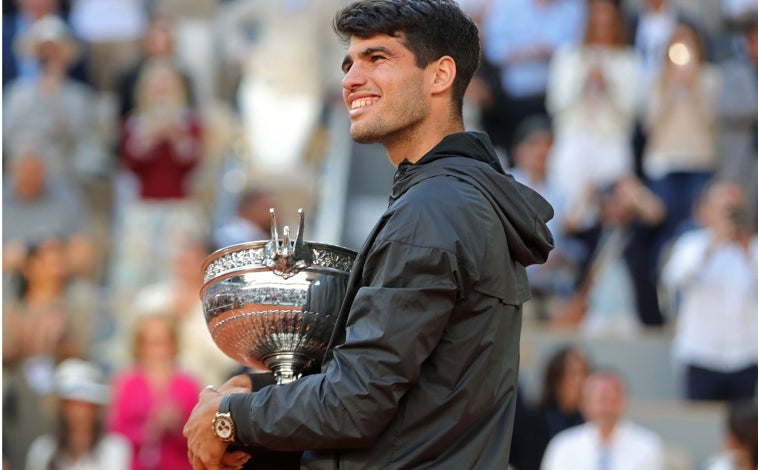 Imagen principal - Carlos Alcaraz con un Rolex Cosmograph Daytona en la final de Roland Garros