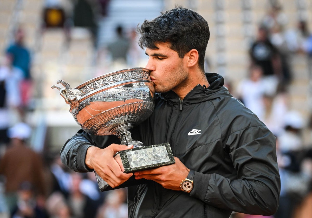 Carlos Alcaraz con el trofeo de Roland Garros