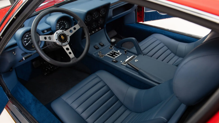 Imagen del aspecto actual del interior de este Miura SV en cuero azul